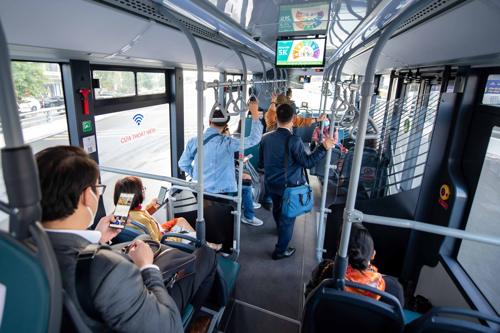 Vinbus electric bus transports passengers
