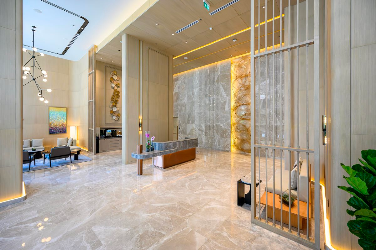 The main lobby area is designed with an 8m high ceiling, designed in Marriott style but with highlights inspired by Vietnamese culture.