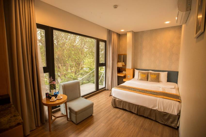 District 2 bare brain hotel