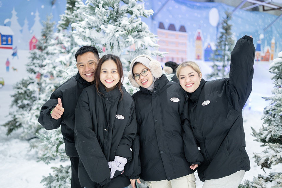 Unique Christmas check-in with friends. Photo: Fantasy On Ice.