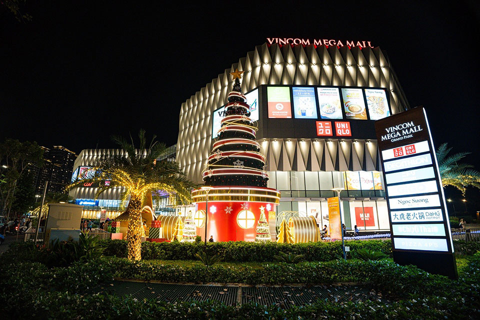17m tall giant Christmas tree at Vincom Mega Mall Grand Park.